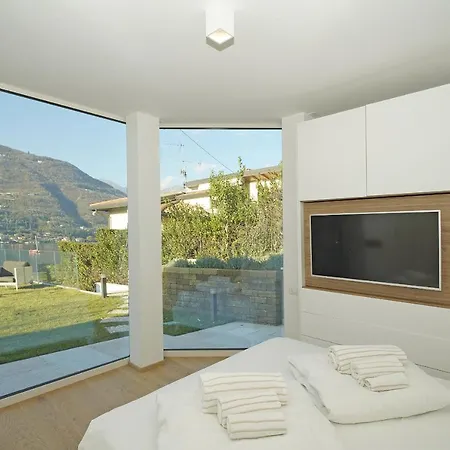 Villa Bianca Directly On The Modern Amazing San Felice del Benaco